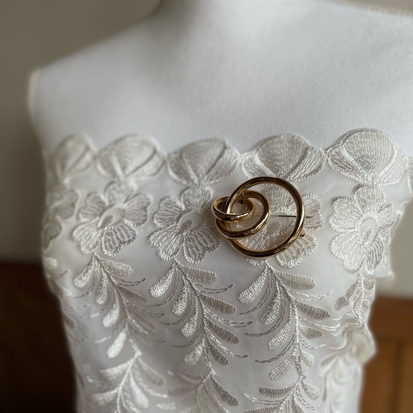 Circle hoop Gold Tone Brooch - Picture 7 of 10